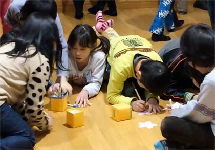 燕市のいいところをカードに書く子どもたち