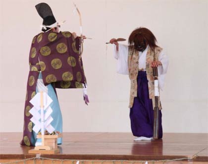栄神楽保存会による栄神楽の演舞