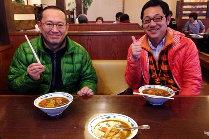 苫小牧から三条市を訪れ「味の大王」代表取締役の高橋浩一さん(左)と「とまこまいカレーラーメン振興局」の事務局長の星野岳夫さん(右)