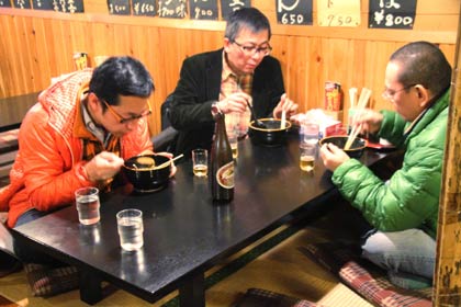 新潟大学法学部の田村秀副学部長(中央)も合流して三芳食堂でカレーラーメンを味わう