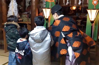玉ぐしをささげる子どもたちを星野宮司が直々に指導
