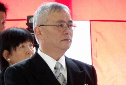 卒業生の歌を聞く小野島校長