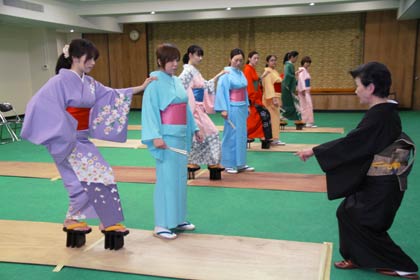 第72回分水おいらん道中のおいらん役が歩き方のけいこ