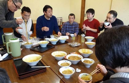土産用の三条カレーラーメンを開発、最後の味の詰めの試食を行う三条飲食店組合三条カレーラーメン部会