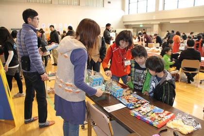 16日、三条市総合福祉センターで開かれた三条おもちゃフェスティバル