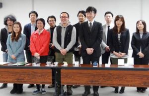 新潟DNA「リ・デザインエキシビション2014」の表彰式でクライアントと受賞者が一緒に記念撮影