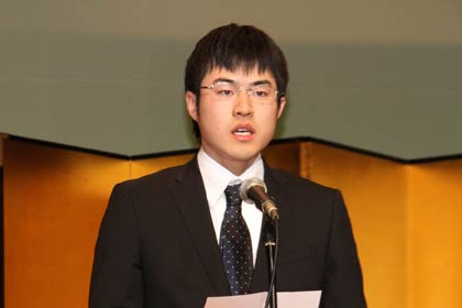  二十歳の決意を述べる朝倉諒さん