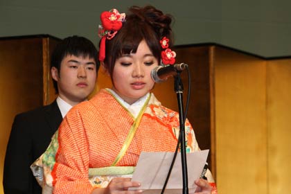二十歳の決意を述べる山崎史織さん