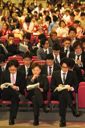 つばめ若者会議のアンケートに回答する新成人