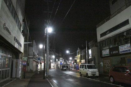 街灯がともった夜の宮町商店街