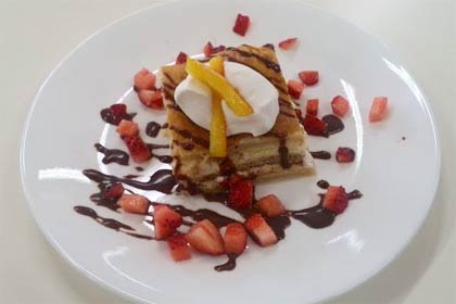  1dayカフェで登場する一ノ木戸商店街の果物店「かねぎフルーツ」のイチゴを使ってコラボした「春の味覚スペシャルデザート」