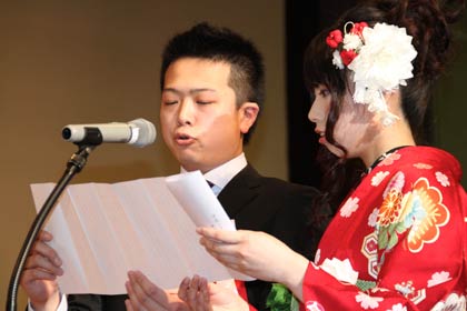 成人の言葉を述べる近藤雅哉さんと野島瞳さん