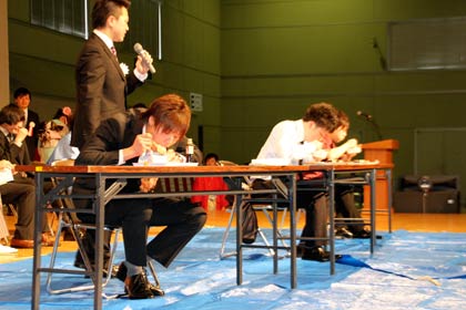 中学校区別対抗ゲーム大会の早食い競走