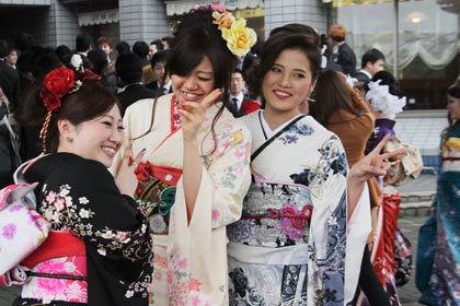 閉式後は互いに記念写真を撮り合う