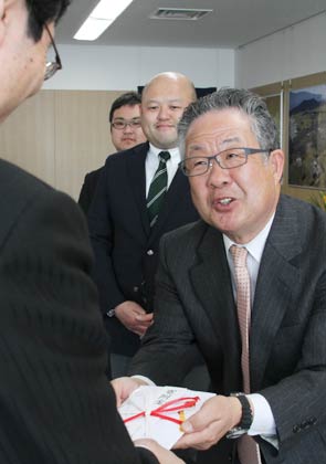 鈴木市長に売電収入から子ども夢基金に寄付する78万円を手渡すPVP JAPANの窪倉代表取締役ら
