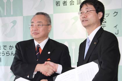 「たのうら燕」の譲渡に関する覚書に調印して握手するNSGグループの池田代表(左)と鈴木市長