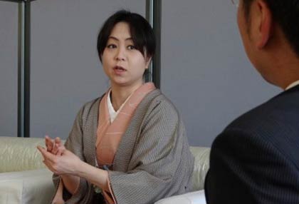 国定市長と歓談するきよ里さん