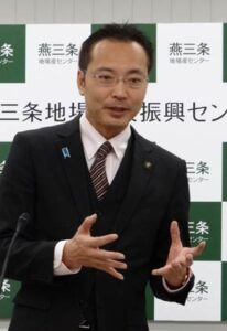 燕三条地場産業振興センター理事長として記者会見する国定三条市長