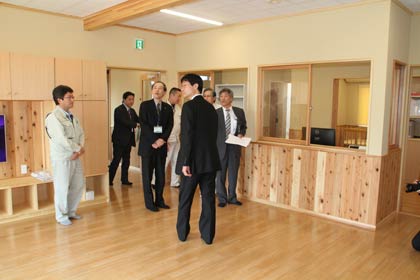  病児保育室「ひまわり」を鈴木市長らが訪れて見学