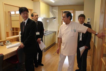 左から鈴木市長、上原教育長、高田院長