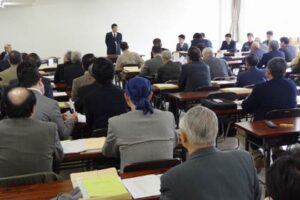 27日開かれた三条市議選の立候補予定者説明会、定数を2つ上回る28陣営が出席