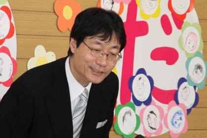 式辞で子どもたちにも話す鈴木市長