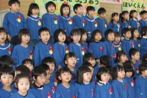 吉田中央保育園の閉園式で歌を歌う園児