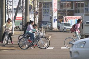 28日、燕市井土巻地内で自転車に乗る女の子