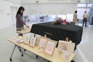 31日まで三条東公民館で開かれている渡辺花子さんが色鉛筆画、パステルアートを手掛けた個展「hanacoten vol.4」
