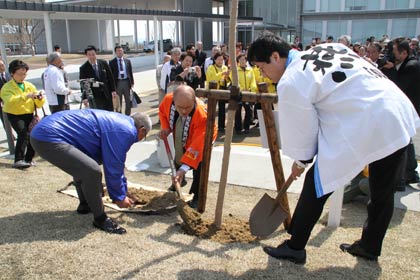 南相馬燕会が燕市役所に寄贈した“福光桜”と名付けたシダレザクラ3本の植樹式、手前左から水谷代表、桜井南相馬市長、鈴木燕市長