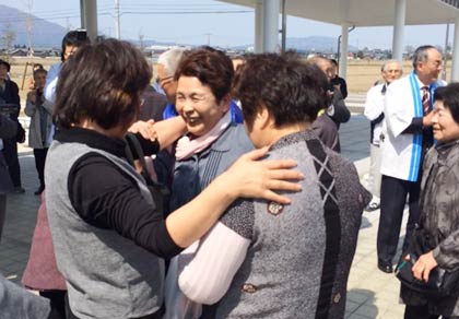 南相馬燕会を出迎え、抱き合って再会を喜ぶ