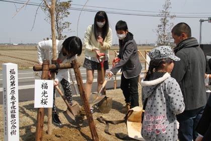 子どもたちも植樹