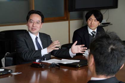 玉村准教授と(左)と現場でフィールドワークを行った斎藤さん