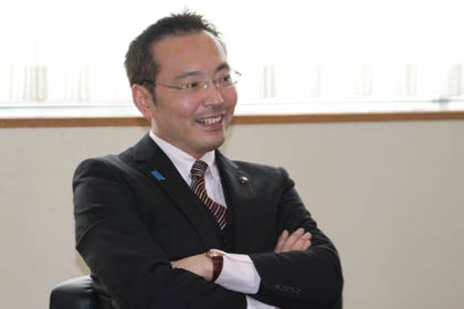 楽しそうに提言を聞く国定市長