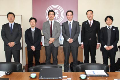 記念撮影、左から丸富の柴山社長、慶応大SCMの岩月さん、松橋さん、玉村准教授、国定市長、斎藤さん