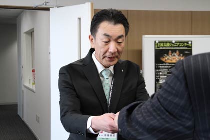 1日行われた燕市の辞令交付式、辞令を受ける斎藤総務部長
