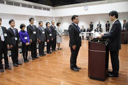 燕市の永年勤続職員表彰式
