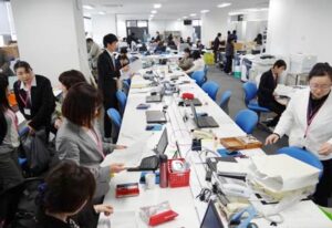 1日、児童、生徒を迎える準備が行われた小中一体型校舎の第一中学校と嵐南小学校、教務室も小中一体