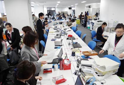 1日、児童、生徒を迎える準備が行われた小中一体型校舎の第一中学校と嵐南小学校、教務室も小中一体