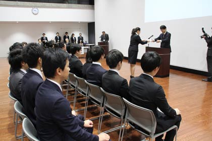 1日行われた平成26年度燕市新採用職員入庁式
