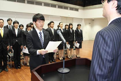 新採用職員代表で宣誓書を読み上げる熊谷圭祐さん