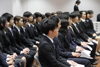入庁式で緊張して席に着く新採用職員