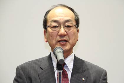 ＝退職者代表で田中総務部長があいさつ