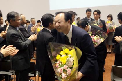 退場する退職者