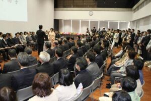 31日行われた平成25年度燕市職員退任式