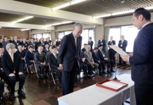 31日行われた三条市の退職者辞令交付式