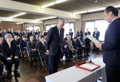 31日行われた三条市の退職者辞令交付式
