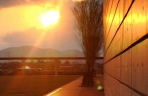 31日夕方、燕市役所の外壁も赤く染めた夕日
