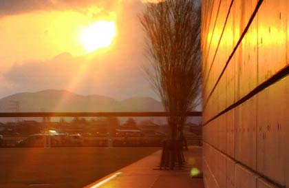 31日夕方、燕市役所の外壁も赤く染めた夕日
