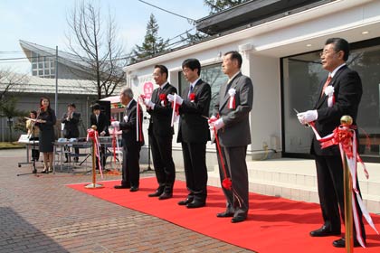 燕市交通公園に移転した燕三条エフエム放送で移転開局記念のテープカット